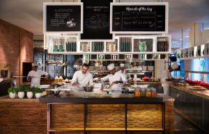 un gruppo di chef che preparano il cibo in una cucina di JW Marriott Hotel New Delhi Aerocity a Nuova Delhi