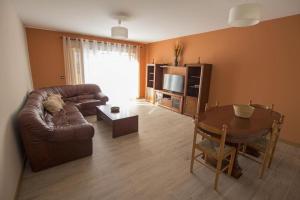 ein Wohnzimmer mit Sofa und Tisch in der Unterkunft Apartamento Rural La Patxuela in Obanos + 6 Fotos