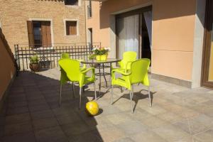 eine Terrasse mit Tisch und Stühlen und einem Ball in der Unterkunft Apartamento Rural La Patxuela in Obanos