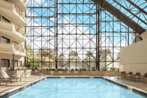 einen großen Pool mit großer Glasdecke in der Unterkunft DoubleTree by Hilton Hotel Newark Airport in Newark