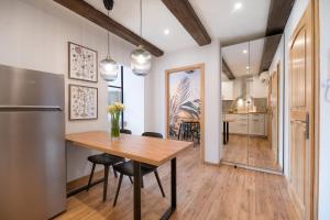 Kuchnia lub aneks kuchenny w obiekcie AtHome Toruń Apartamenty