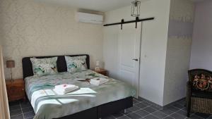um quarto com uma cama com duas toalhas em B&B Pippa em Peer