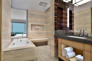 Koupelna v ubytování JW Marriott Hotel New Delhi Aerocity