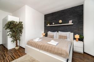 sypialnia z dużym łóżkiem i 2 ręcznikami w obiekcie Beautiful Apartments With Parking In a Quiet Location w Ostravie