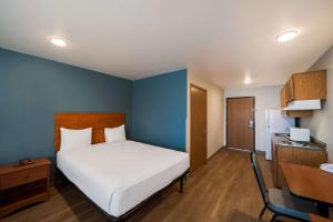 Ένα ή περισσότερα κρεβάτια σε δωμάτιο στο WoodSpring Suites Fort Worth Fossil Creek