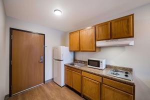 Η κουζίνα ή μικρή κουζίνα στο WoodSpring Suites Fort Worth Fossil Creek