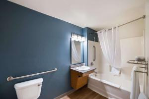 Ένα μπάνιο στο WoodSpring Suites Fort Worth Fossil Creek +28 φωτογραφίες