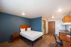 Ένα ή περισσότερα κρεβάτια σε δωμάτιο στο WoodSpring Suites Fort Worth Fossil Creek