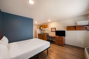 Η κουζίνα ή μικρή κουζίνα στο WoodSpring Suites Fort Worth Fossil Creek