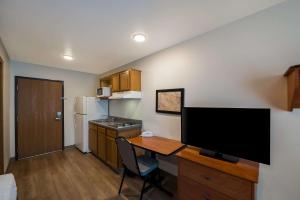 Η κουζίνα ή μικρή κουζίνα στο WoodSpring Suites Fort Worth Fossil Creek