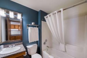 Ένα μπάνιο στο WoodSpring Suites Fort Worth Fossil Creek