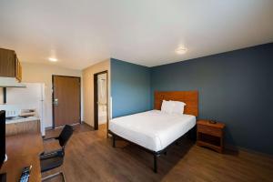 Ένα ή περισσότερα κρεβάτια σε δωμάτιο στο WoodSpring Suites Fort Worth Fossil Creek