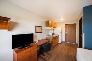 Μια τηλεόραση ή/και κέντρο ψυχαγωγίας στο WoodSpring Suites Fort Worth Fossil Creek