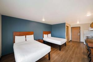 Ένα ή περισσότερα κρεβάτια σε δωμάτιο στο WoodSpring Suites Fort Worth Fossil Creek