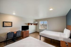 Ένα ή περισσότερα κρεβάτια σε δωμάτιο στο WoodSpring Suites Fort Worth Fossil Creek