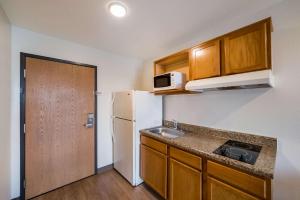 Η κουζίνα ή μικρή κουζίνα στο WoodSpring Suites Fort Worth Fossil Creek