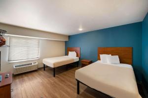 Ένα ή περισσότερα κρεβάτια σε δωμάτιο στο WoodSpring Suites Fort Worth Fossil Creek