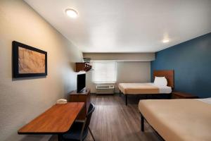 Ένα ή περισσότερα κρεβάτια σε δωμάτιο στο WoodSpring Suites Fort Worth Fossil Creek