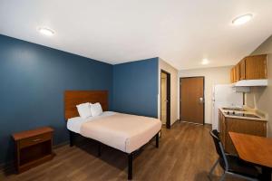 Η κουζίνα ή μικρή κουζίνα στο WoodSpring Suites Fort Worth Fossil Creek