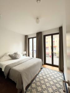 Modern Apartment in Mitte في برلين: غرفة نوم بسرير ونافذة كبيرة