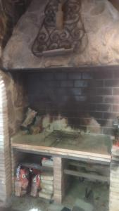 ムルシアにあるAlojamientos La Casa de Piedraのレンガ造りのオーブン(前にグリル付)