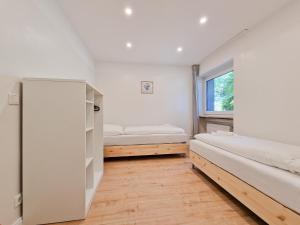um quarto com 2 camas e uma janela em RAJ Living - 3 Room Apartments - 20 Min to Messe DUS & Old Town DUS em Meerbusch