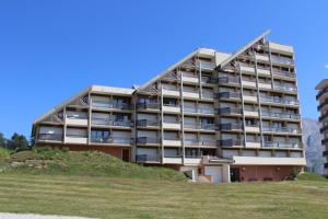 an apartment building with balconies on a hill at L'appart Le Plein Sud - Superdévoluy - Appartement T2 lumineux sur le front de neige in Le Dévoluy