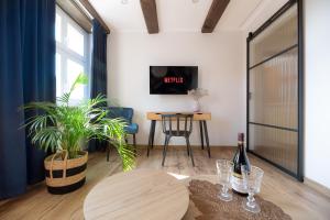 Telewizja i/lub zestaw kina domowego w obiekcie AtHome Toruń Apartamenty