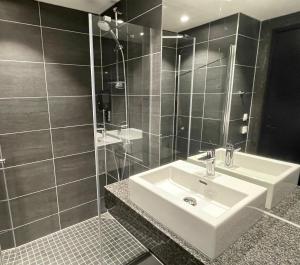 La salle de bains est pourvue d'un lavabo et d'un grand miroir. dans l'établissement Gausta View Lodge, à Gaustablikk