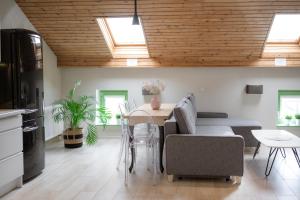 Kuchnia lub aneks kuchenny w obiekcie AtHome Toruń Apartamenty