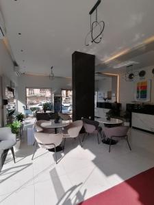 المواسم الأربعة للوحدات السكنية في تبوك: غرفة طعام مع طاولات وكراسي في مبنى