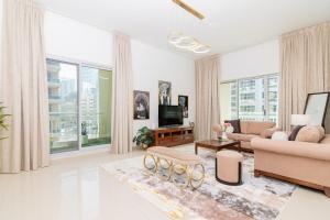 TV a/nebo společenská místnost v ubytování Dubai Marina,JBR -Luxurious 2 BR King Suite