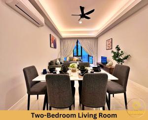 ein Esszimmer mit einem Tisch und Stühlen sowie ein Wohnzimmer in der Unterkunft Sentral Suites KL Sentral by The Cynefin in Kuala Lumpur