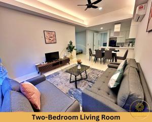 ein Wohnzimmer mit einem Sofa und einem Tisch in der Unterkunft Sentral Suites KL Sentral by The Cynefin in Kuala Lumpur