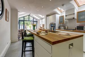 uma cozinha com um balcão de madeira num quarto em The Oxford Artist's House em Oxford