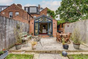 a patio with a fence and a table and chairs at The Oxford Artist's House in Oxford