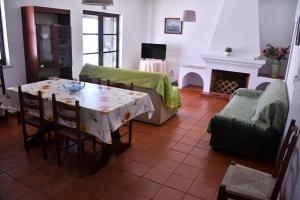 - un salon avec une table et un canapé dans l'établissement Alojamentos Vitinho 3 for Walkers, à Vila Nova de Milfontes