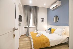 - une chambre avec un lit aux murs bleus dans l'établissement Porto Antico Exclusive Apartment, à Gênes
