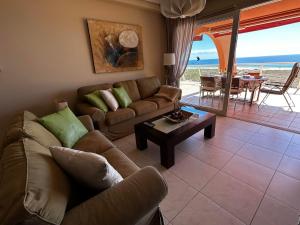 - un salon avec un canapé et une table dans l'établissement Terrazas de Jandía, à Morro del Jable