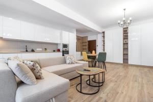 un soggiorno con divano e tavolo di Crisana Flats a Oradea
