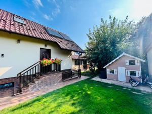 a house with a green yard with a house at Altheda Living Tiny House in Suceava
