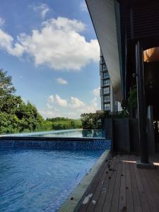 una piscina frente a un edificio en Budget Homestay by The RUM, en Putrajaya