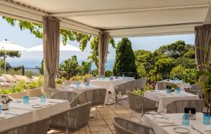 un ristorante con tavoli e sedie su un patio di La Vega a Capri