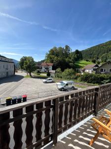 einen Balkon mit Blick auf einen Parkplatz in der Unterkunft Tina a Petr , Lunz am See in Lunz am See