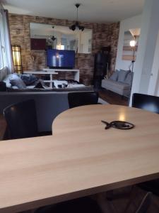 uma mesa num quarto com uma sala de estar em Charmante maison em Dinard