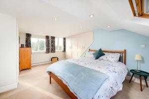 ロンドンにあるModern 3 bedroom house with garden viewのベッドルーム1室(大型ベッド1台、青い掛け布団付)