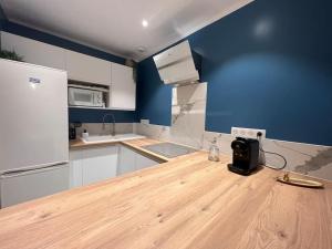 eine Küche mit einer hölzernen Arbeitsplatte in einem Zimmer in der Unterkunft Appartement cosy proche du centre in Reims