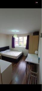 mały pokój z łóżkiem i oknem w obiekcie Benham w mieście Parkside