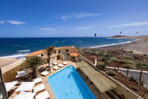 un complexe avec une piscine et une plage dans l'établissement Hotel Playa Sur Tenerife, à El Médano