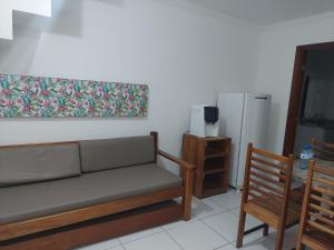 Una sala de estar con un sofá y un refrigerador. en Casa 22B, MONT HEBROM, en Porto Seguro